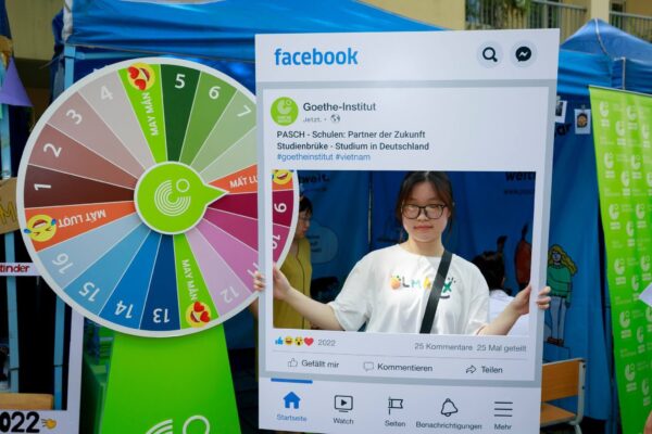 Khung check in sự kiện: Mẫu khung chụp hình đẹp nhất 2026
