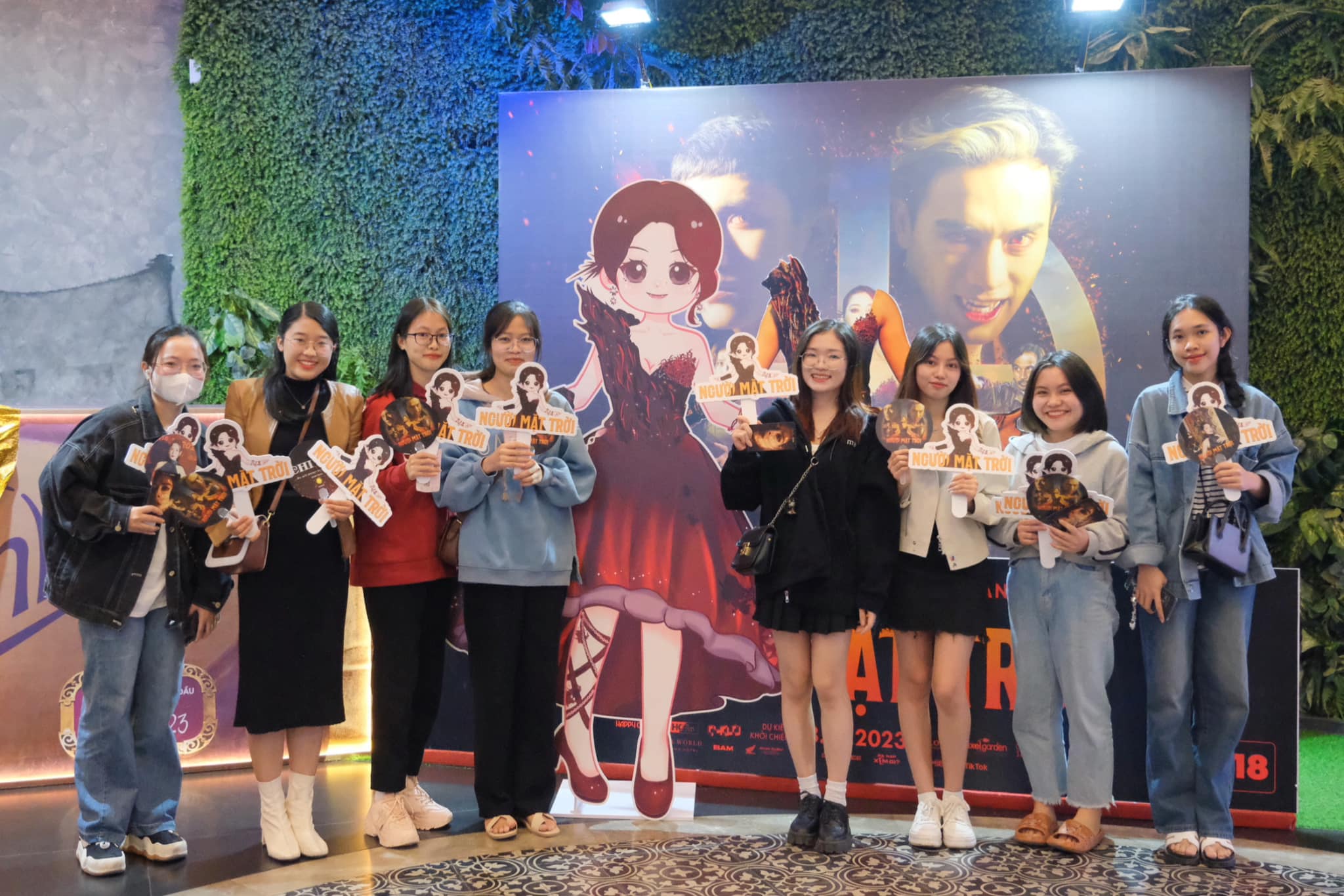 Các fan của Ca sĩ Chi Pu check in ra mắt phim Người Mặt Trời
