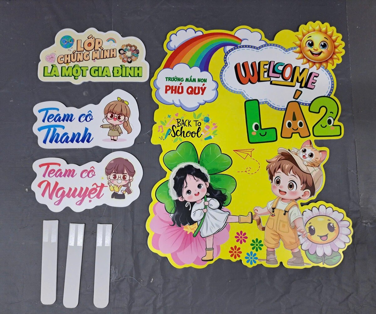 Bảng back to school và hashtag cầm tay chào mừng năm học mới
